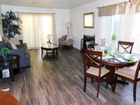 River Oaks Apartments & Townhomes in Hanford, CA - Building Photo - Building Photo