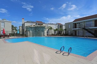 Falls of Town Park in Houston, TX - Building Photo