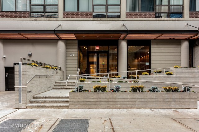 230 E Ontario St in Chicago, IL - Building Photo