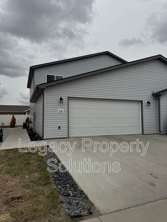 719 Hillcrest Dr SE in Mandan, ND - Building Photo