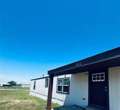 211 Alton Ln in Ennis, TX - Building Photo - Building Photo