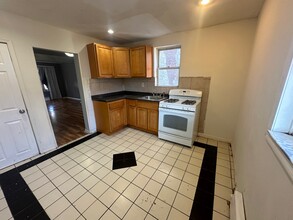 5815 N Woodstock St, Unit 421 in Philadelphia, PA - Building Photo - Building Photo