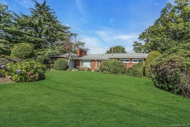 260 Oak Ridge Ln in Albertson, NY - Building Photo - Building Photo