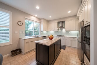 6655 Hollycrest Ct in San Diego, CA - Building Photo - Building Photo