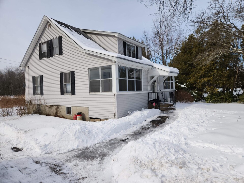 13 Back River Rd in Bedford, NH - Building Photo