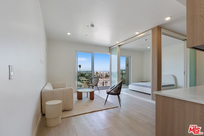 1124 Normandie Ave in Los Angeles, CA - Building Photo - Building Photo