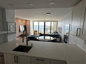 555 NE 15th St in Miami, FL - Building Photo - Building Photo