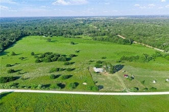 7 acres with 5 bed, 3 bath less than 25 minutes from town! in Bryan, TX - Building Photo - Building Photo