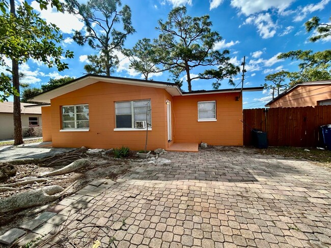 5514-5516 Third Ave in Ft. Myers, FL - Foto de edificio - Building Photo