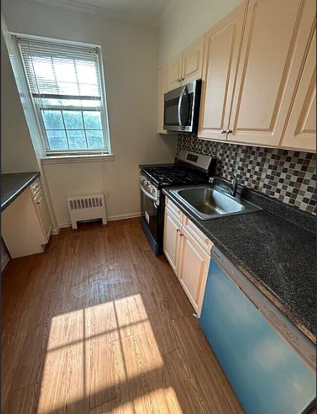 230 Pelham Rd in New Rochelle, NY - Building Photo - Building Photo