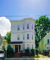 172 Pleasant St, Unit 1 in Cambridge, MA - Building Photo