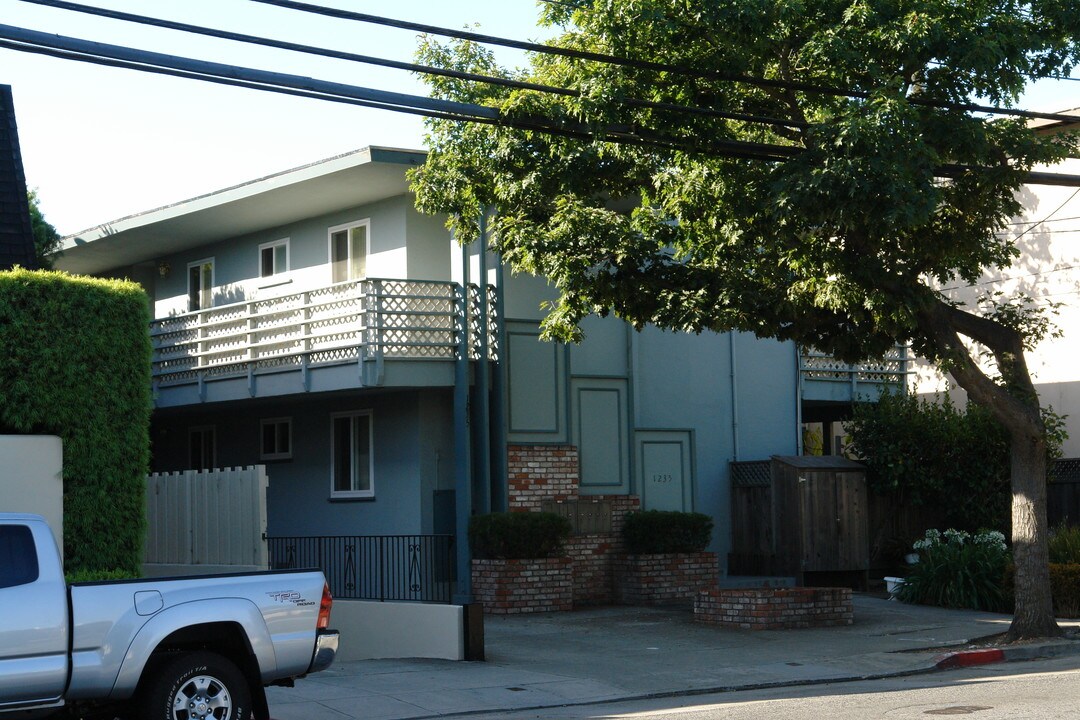 1235 Oak Grove Ave in Burlingame, CA - Foto de edificio
