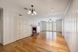 4703 Braeburn Dr in Bellaire, TX - Building Photo - Building Photo