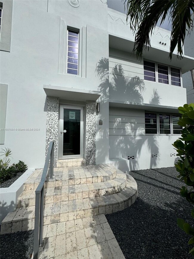 1560 West Ave, Unit 6 in Miami Beach, FL - Foto de edificio - Building Photo