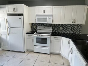 11390 Taft St in Pembroke Pines, FL - Building Photo - Building Photo