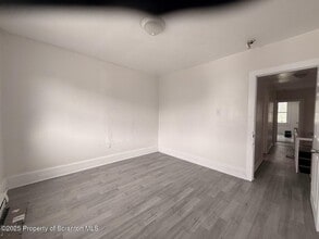 210-212 Center Ave in Plymouth, PA - Foto de edificio - Building Photo