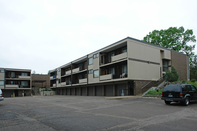 Country Inn West Apartments in Bloomington, MN - Building Photo - Building Photo