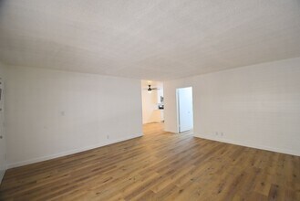 11255 Camarillo St in Los Angeles, CA - Building Photo - Building Photo