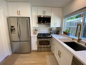 970 Woodlake Dr in Cardiff By The Sea, CA - Foto de edificio - Building Photo