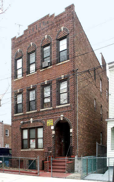 576 Hemlock St in Brooklyn, NY - Building Photo