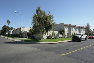 Monte Vista Townhouse in Turlock, CA - Foto de edificio - Building Photo