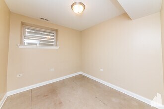 1124 W Roscoe St, Unit G in Chicago, IL - Building Photo - Building Photo