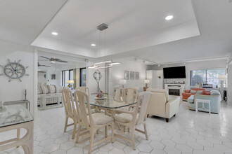 1618 12 Oaks Way in North Palm Beach, FL - Foto de edificio - Building Photo