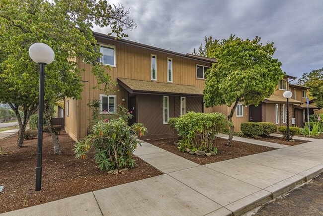 501 N Moss St in Lowell, OR - Building Photo - Building Photo