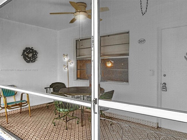 541 Blue Heron Dr in Hallandale Beach, FL - Foto de edificio - Building Photo