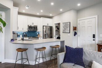 2320 Gracy Farms Ln in Austin, TX - Building Photo - Building Photo