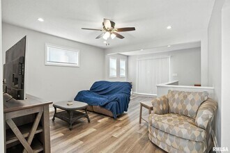 300 S 14th St in Le Claire, IA - Building Photo - Building Photo