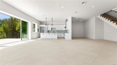 4077 Glenalbyn Dr in Los Angeles, CA - Foto de edificio - Building Photo
