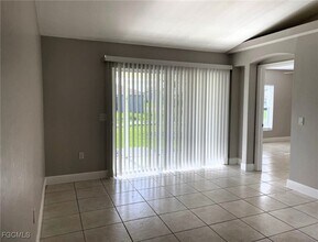 1017 Andalusia Blvd in Cape Coral, FL - Foto de edificio - Building Photo