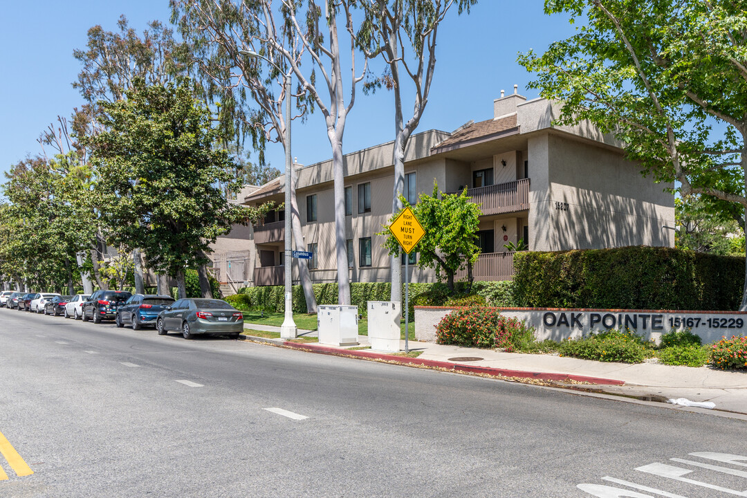 Oak Pointe Condominiums in Sherman Oaks, CA - Foto de edificio