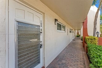 9811 N Hollybrook Lake Dr in Pembroke Pines, FL - Building Photo - Building Photo