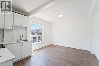 110 Myrtle Ave in Hamilton, ON - Building Photo - Building Photo