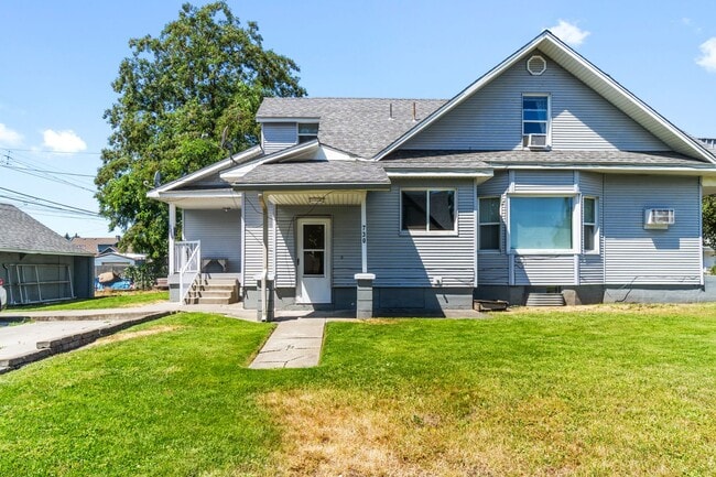 property at 728 E Bridgeport Ave