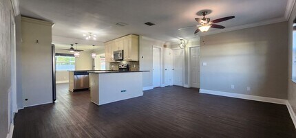 8211 7th St N in St. Petersburg, FL - Building Photo - Building Photo