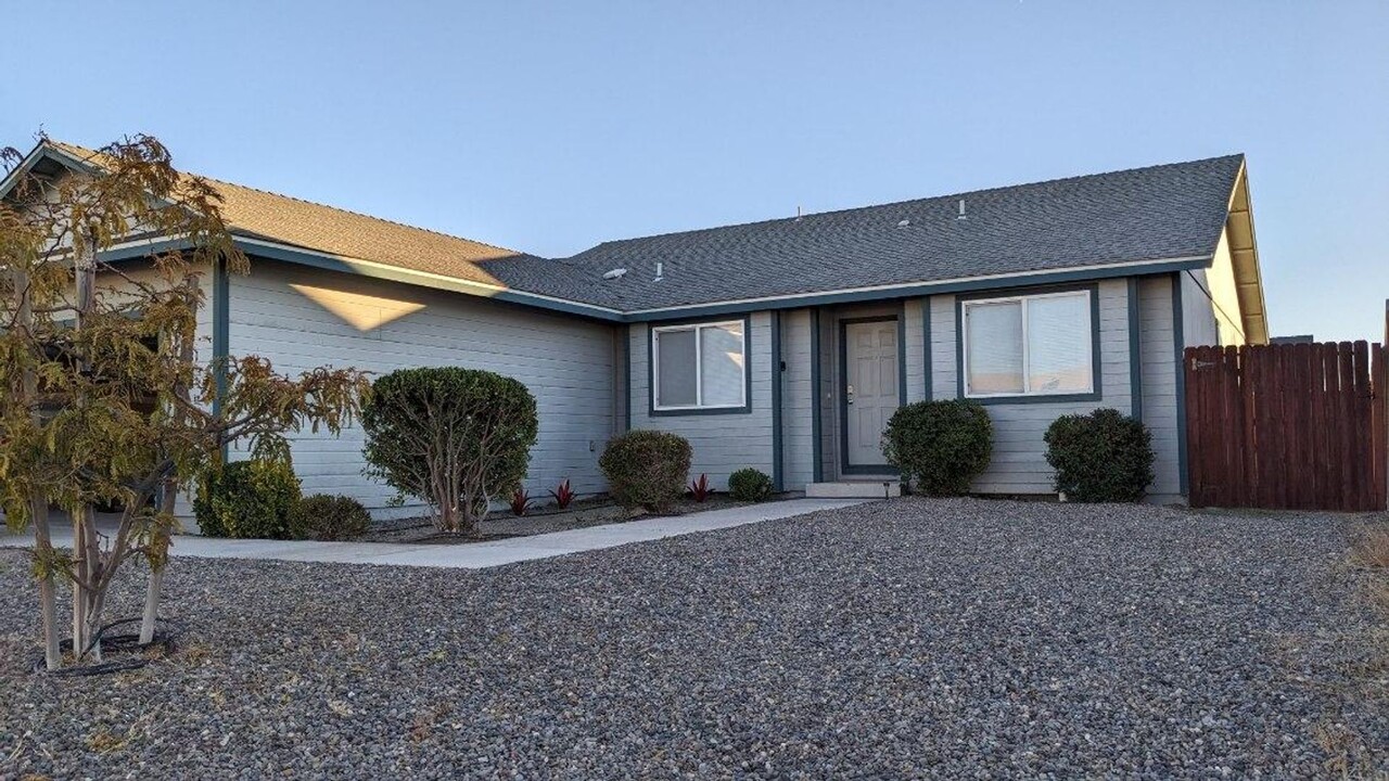 2131 Fort Bridger Rd in Fernley, NV - Building Photo