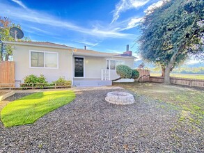 360 Mesa Rd in Gilroy, CA - Building Photo - Building Photo