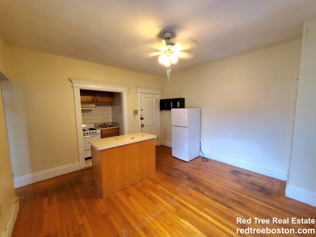 1688 Beacon St, Unit 23 in Brookline, MA - Building Photo - Building Photo