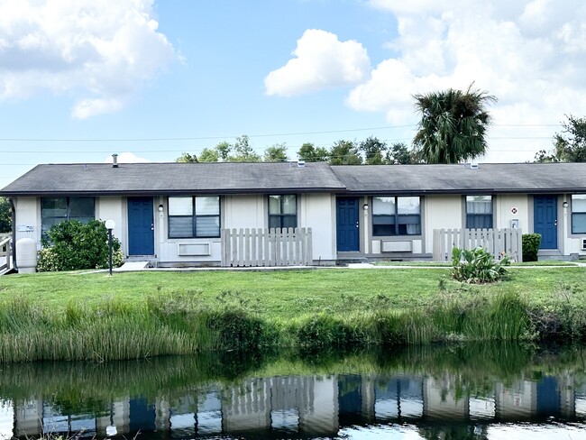 Heronwood Apartments in Ft. Myers, FL - Foto de edificio - Building Photo