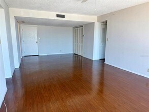 255 Dolphin Point in Clearwater, FL - Foto de edificio - Building Photo