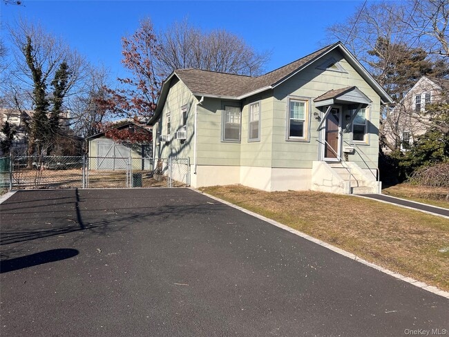160 Austin St in Lindenhurst, NY - Building Photo - Building Photo