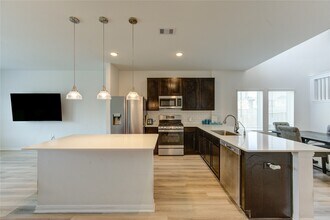 20951 New Proper Dr in Roman Forest, TX - Foto de edificio - Building Photo