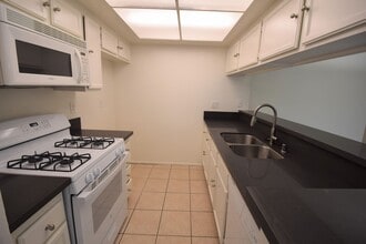 12352 Burbank Blvd, Unit 102 in Los Angeles, CA - Building Photo - Building Photo
