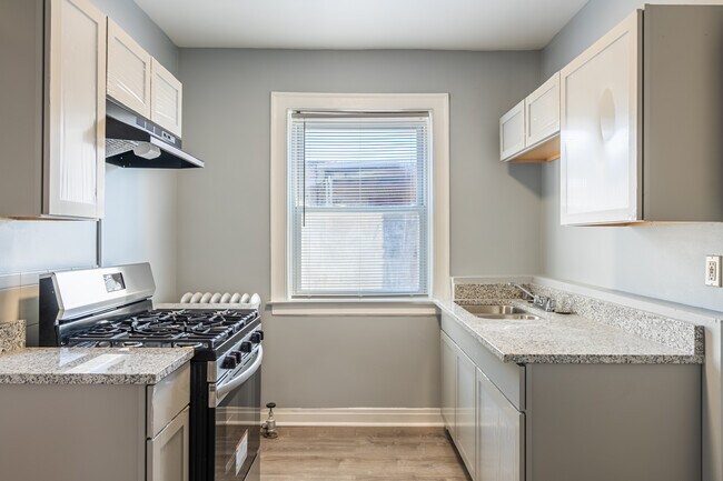 8200 S. Evans Ave. in Chicago, IL - Foto de edificio - Interior Photo