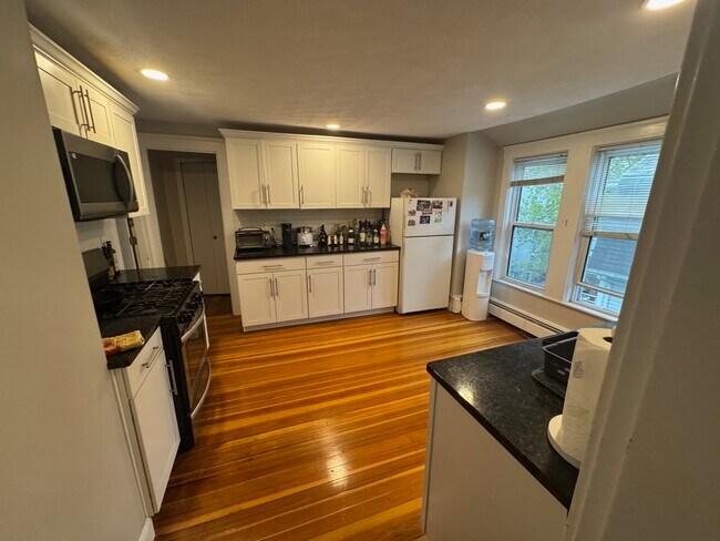 21 Victoria St, Unit 3 in Somerville, MA - Building Photo - Building Photo