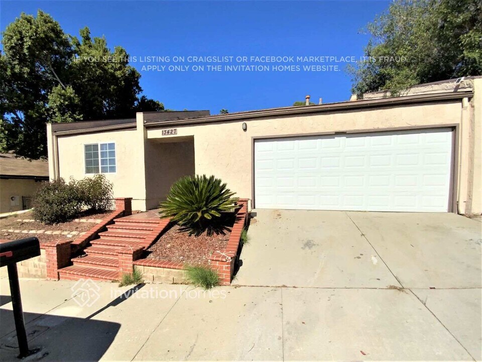 13427 Almetz St in Los Angeles, CA - Foto de edificio