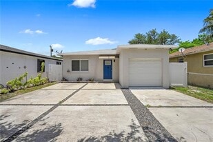 2227 Cody St in Hollywood, FL - Building Photo